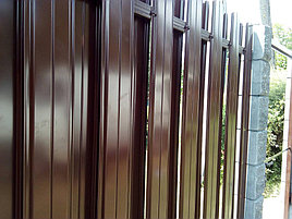 Забор из металлоштакетника на сборном бетонном фундаменте с декоративными столбами 6