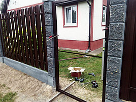 Забор из металлоштакетника на сборном бетонном фундаменте с декоративными столбами 8