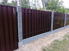 Забор из металлоштакетника на сборном бетонном фундаменте с декоративными столбами 10