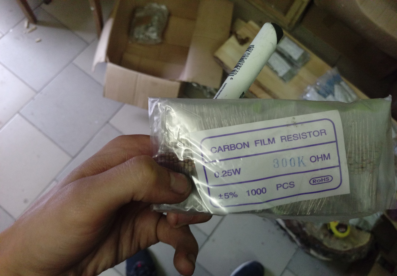 Carbon Film Resistor 1/4W 300kOm Резистор выводной - фото 1 - id-p83705967