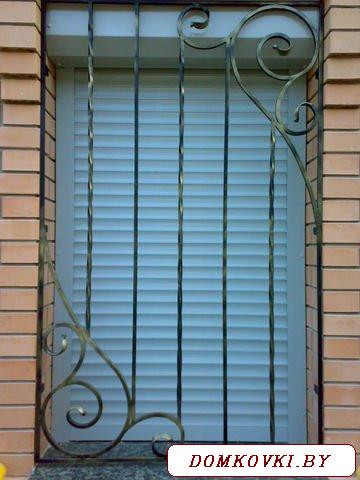 Металлические решетки на окна с элементами ковки Кованые решетки на окна с узором модель2