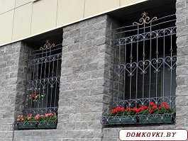 Решетки на окна с элементами ковки Решетка на окно модель15