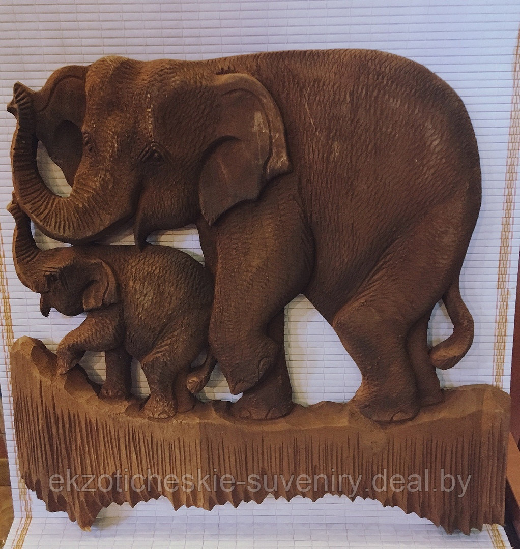 Панно из дерева Слон и слонёнок, резьба, тонирование. Индонезия
