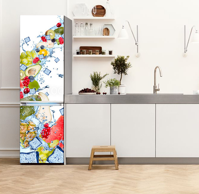 Наклейка на холодильник с фруктами и льдом на белом фоне