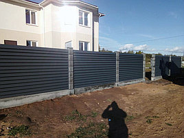 Забор-жалюзи на сборном бетонном фундаменте с декоративными столбами 2
