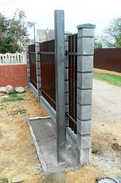 Забор на сборном бетонном фундаменте. Монтаж осуществил владелец дома самостоятельно.  9