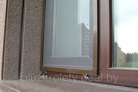 Рамочная москитная сетка на окно коричневая