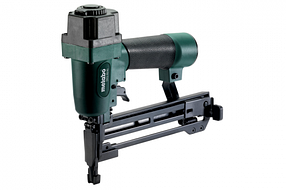 ПНЕВМАТИЧЕСКИЙ СКОБОЗАБИВАТЕЛЬ / ГВОЗДЕЗАБИВАТЕЛЬ METABO DKG 90/40 (601566500)