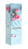 Наклейка на холодильник с розами на фоне голубой воды.