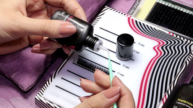 Нанесение активатора клея на микробраш