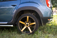Накладки на колёсные арки Renault Duster 2010-2014 (I поколение) - фото 7 - id-p87818322
