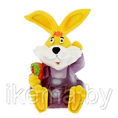 КОПИЛКА пластмассовая “Кролик с морковкой” 10*10*18 см (арт. 10818838, код 420003)