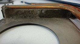 Отверстия в радиаторной решетке забиты слоем пыли, что очень плохо влияет на систему охлаждения ноутбука.