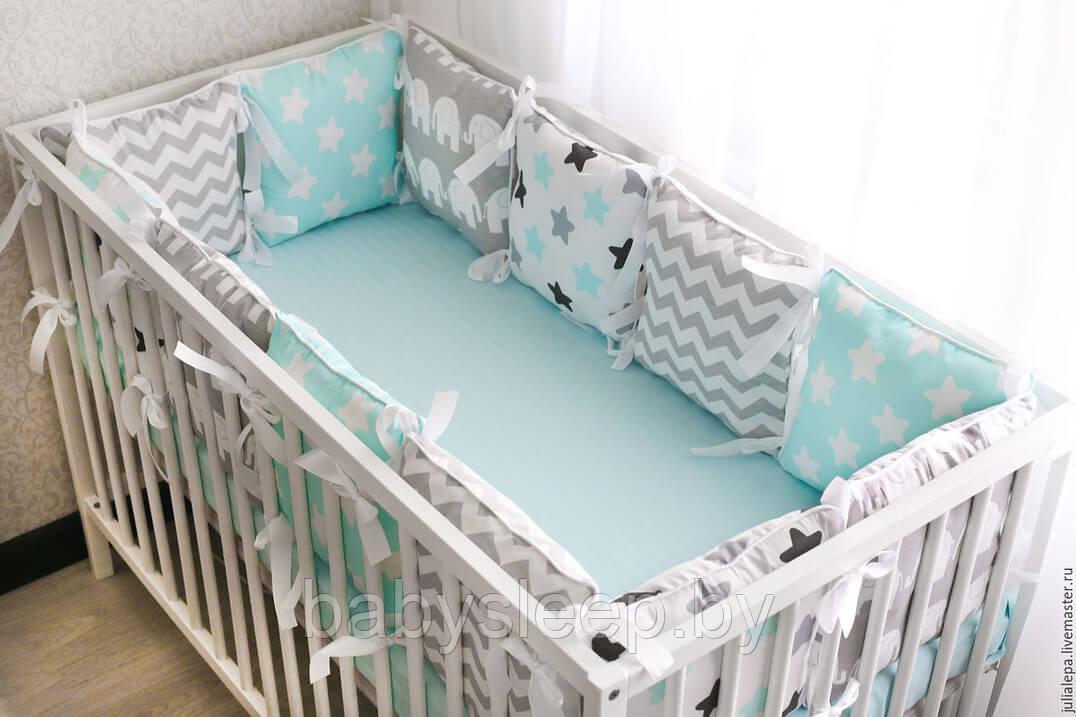 Бортики в детскую кроватку. Бортики подушки в кроватку для новорожденных.