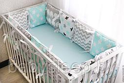 Бортики в детскую кроватку. Бортики подушки в кроватку для новорожденных.