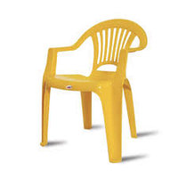 Пластиковые стулья.