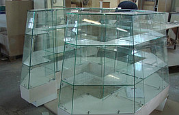 Изготовление стеклянных витрин, кубов