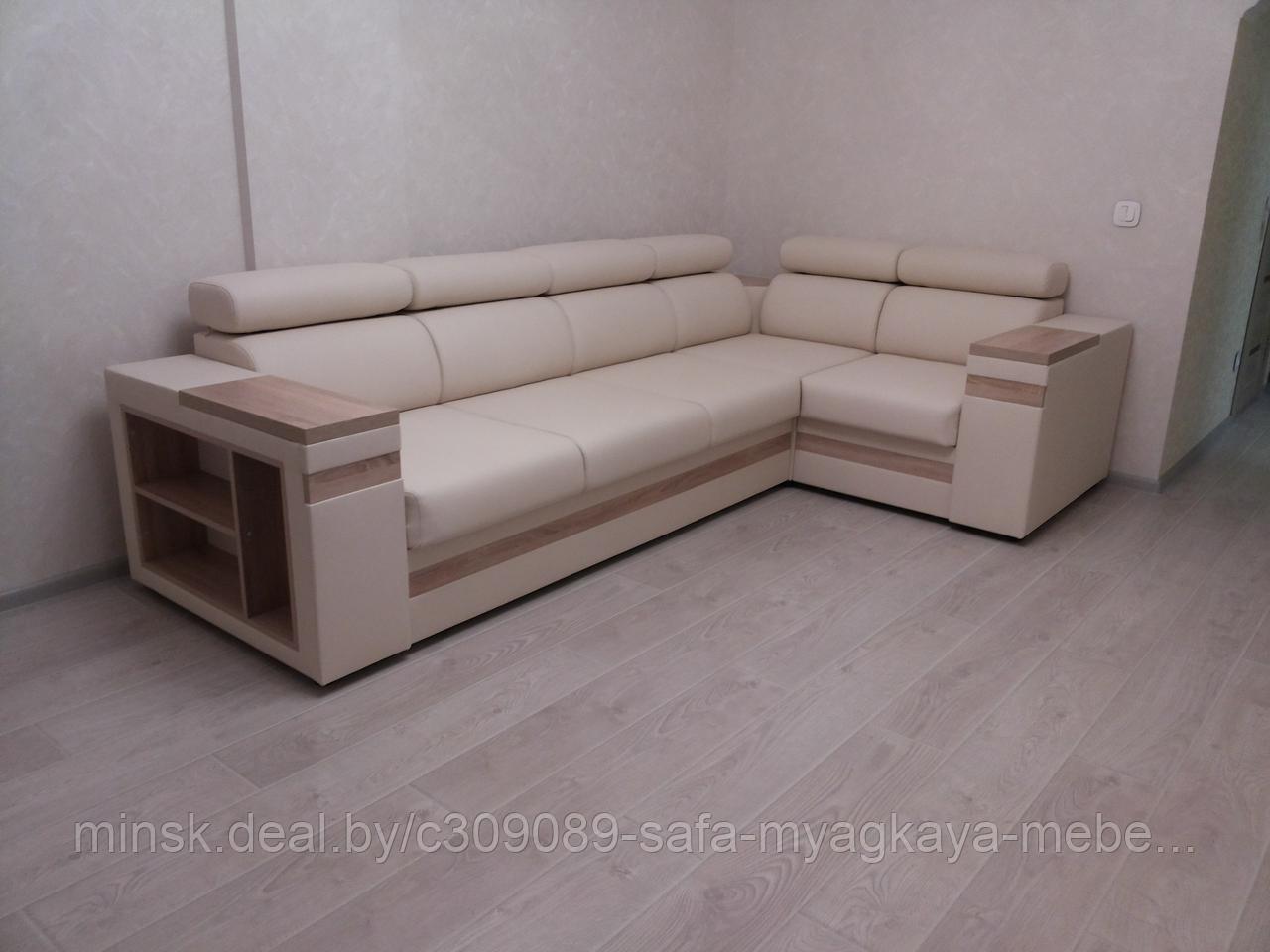 Угловой диван с подъемными подголовниками
