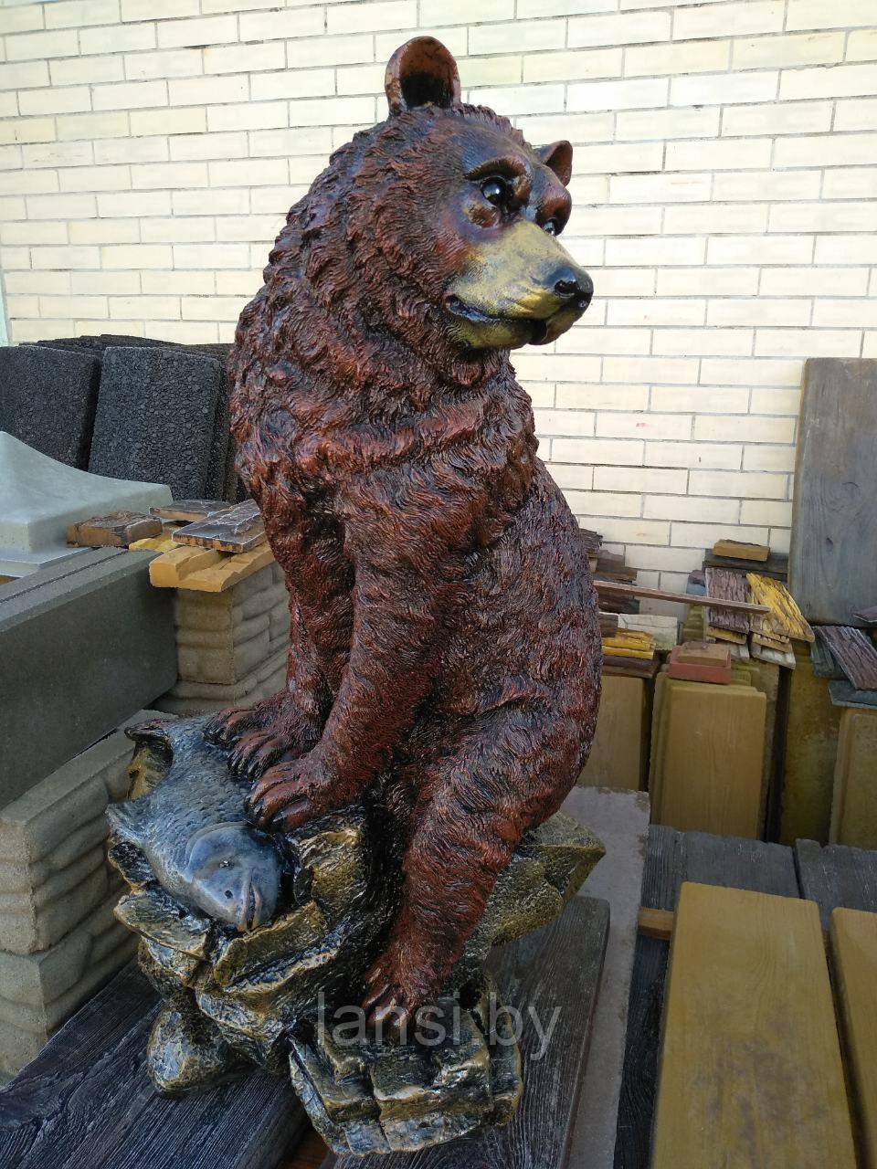 Скульптура Медведь с рыбой.