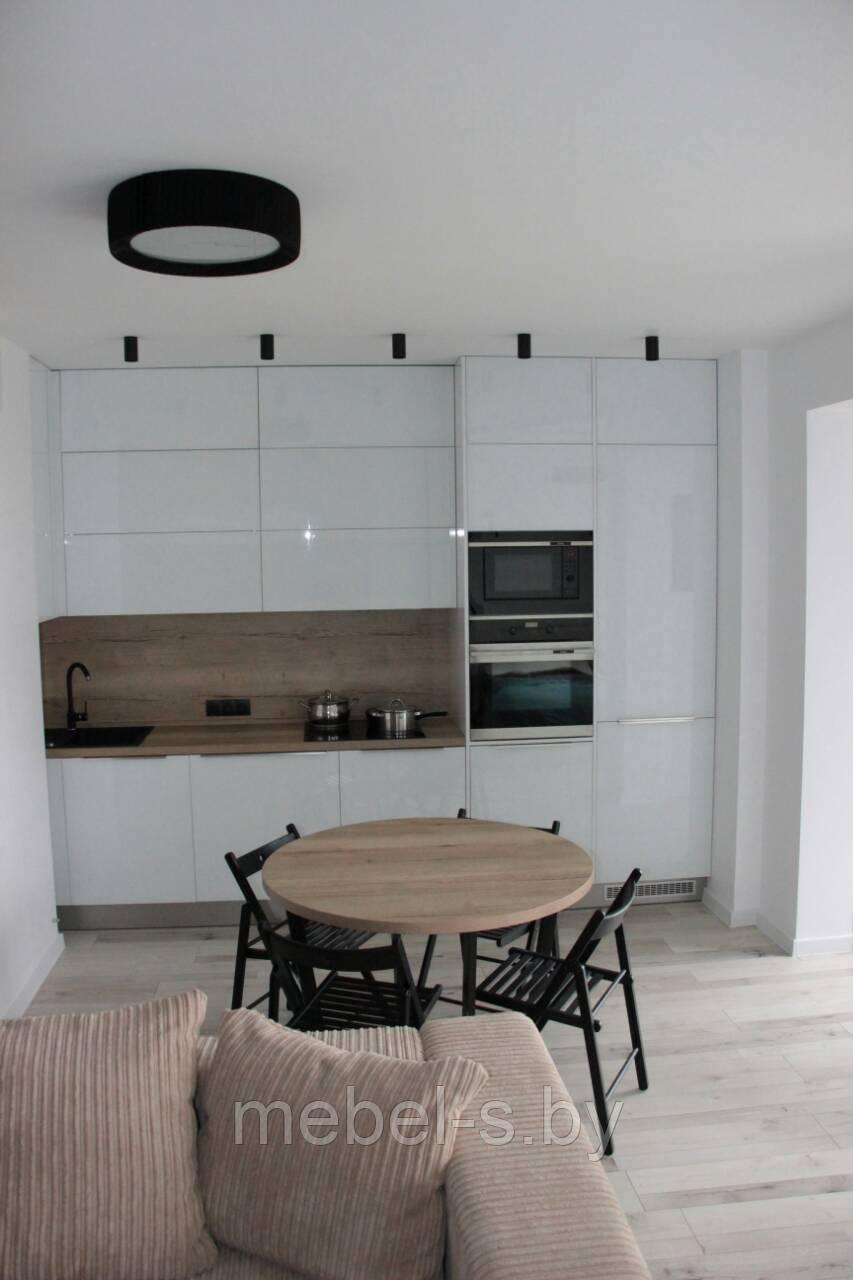 Кухня с фасадами из стекла и встроенным холодильником