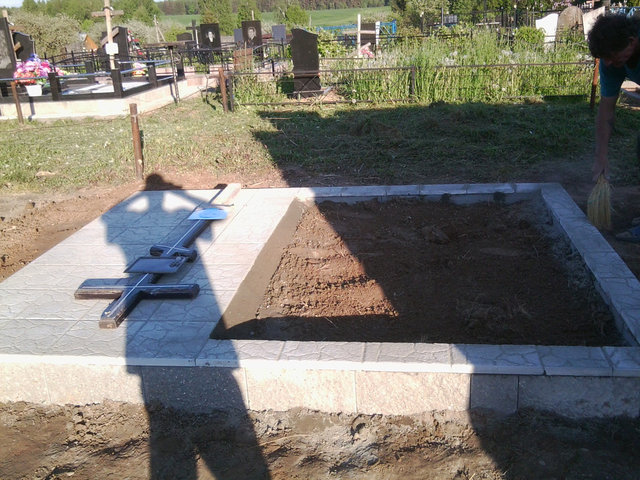 Изготовление памятников в Минске и Минской области. Комплексное благоустройство мест захоронения.
Установка памятников. Все виды работ по благоустройству мест захоронения: установка бессерных блоков, заливка фундамента, укладка тротуарных бордюров,