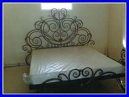 Кровать с ажурными коваными билками модель 17