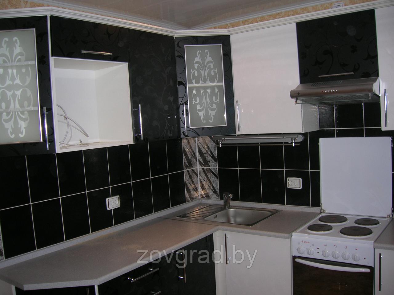 Угловая черно белая модульная кухня с фасадами из пластика - фото 2 - id-p91315793