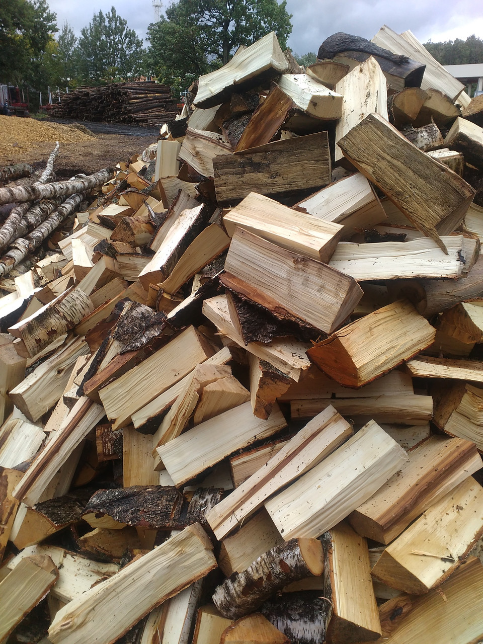 Купить дрова в новосибирске с доставкой. Дрова колотые, лиственных пород. Лесвяные драва. Древесные дрова. Деревянная для дров.