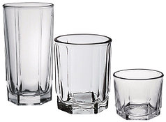 Стеклянные стаканы и чашки