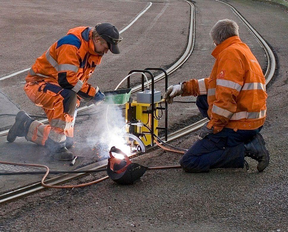 Техника безопасности сварщика ручной дуговой сварки. Электрогазосварочное оборудование перечень документации по от. Оборудование сварщика. Газосварщик. Правила по охране труда.