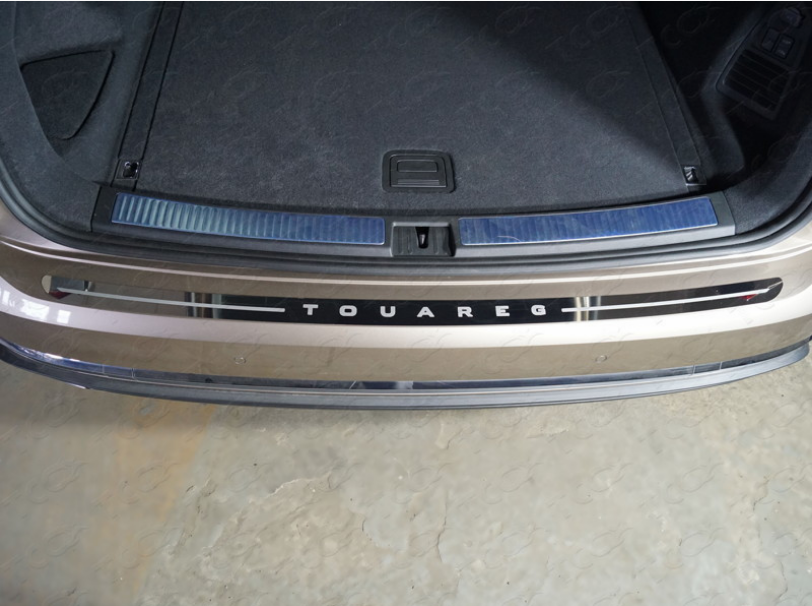 Накладка на задний бампер (лист зеркальный надпись Touareg) Touareg III "18-