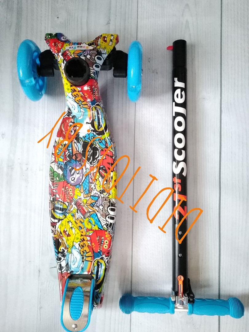 САМОКАТ MAXI  SCOOTER GRAFFITI  светящееся колесо, регулируемая ручка( ГУБКА БОБ)