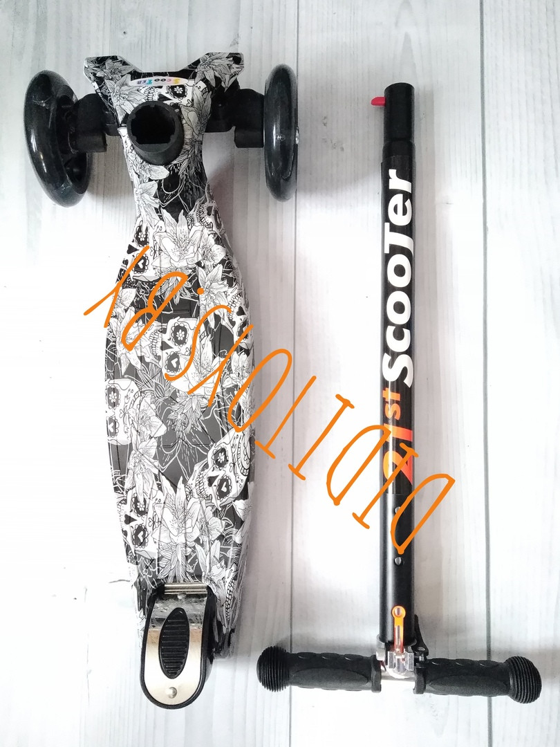 ДЕТСКИЙ САМОКАТ SCOOTER MAXI  PRINT GRAFFITI СВЕТЯЩИЕСЯ КОЛЕСА (ЧЕРЕПА)