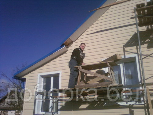 Сайдинг стена. Зашивка сайдингом. Леса строительные сайдинг. Отделка фронтона. Зашивка сайдингом.