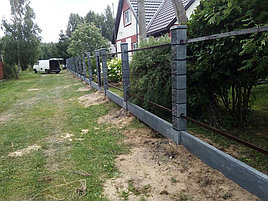 Забор из металлоштакетника на сборном бетонном фундаменте с декоративными столбами 16