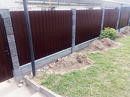 Забор на 2 семьи. Одна семья заказала забор с фундаментом, вторая - забор без фундамента.  1