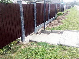 Забор на 2 семьи. Одна семья заказала забор с фундаментом, вторая - забор без фундамента.  4