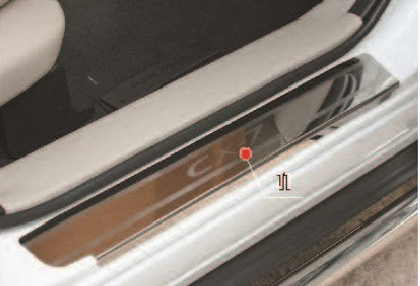 Накладки на внутренние пороги с рисунком  вместо пластика Mazda CX-7 (2010-2013)