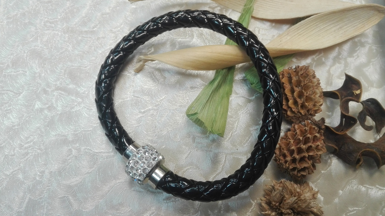 Черный кожаный браслет с шармами - фото 1 - id-p93253705