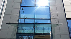 Устройство козырька стеклянного в здании административного корпуса