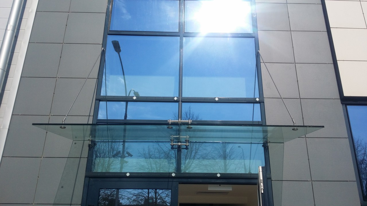 Устройство козырька стеклянного в здании административного корпуса - фото 1 - id-p92960487