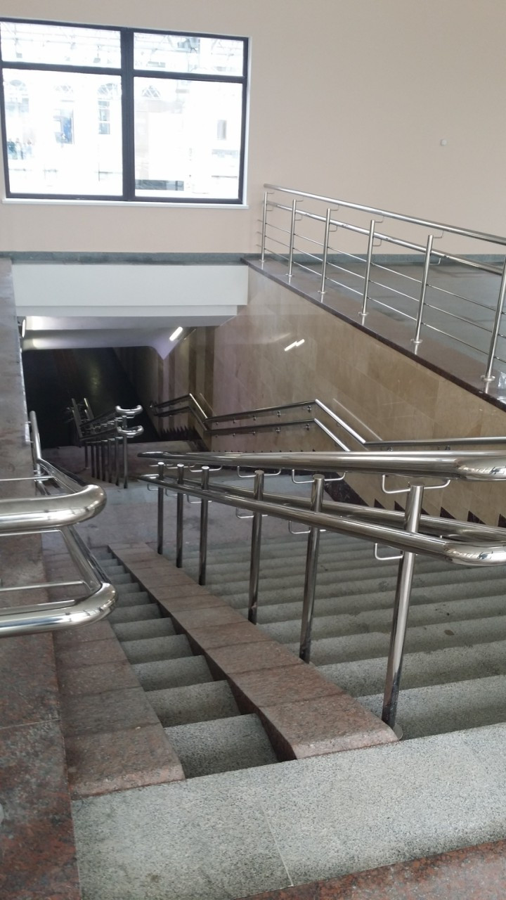 Устройство ограждения лестницы офисного здания