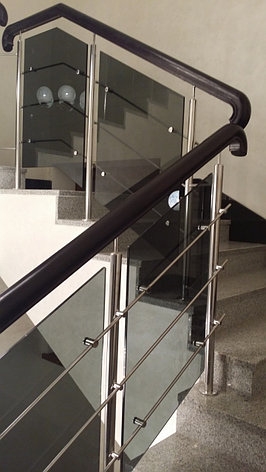 Устройство ограждений лестниц и пандуса из нержавеющей полированной стали с заполнением из стекла, фото 2