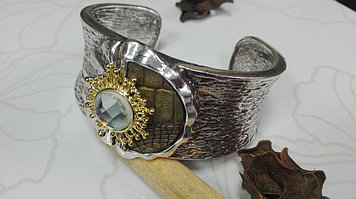 Женский браслет ,металлический с вставками