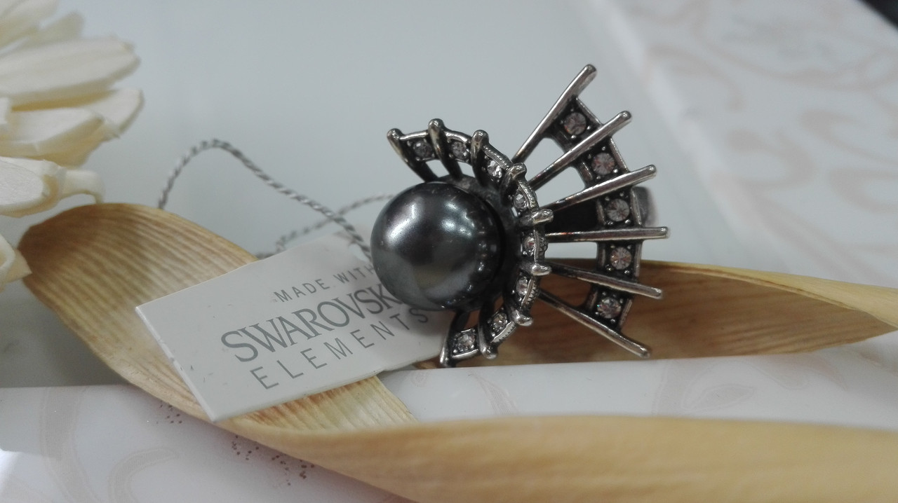 Кольцо с черным жемчугом и кристаллами Swarovski
