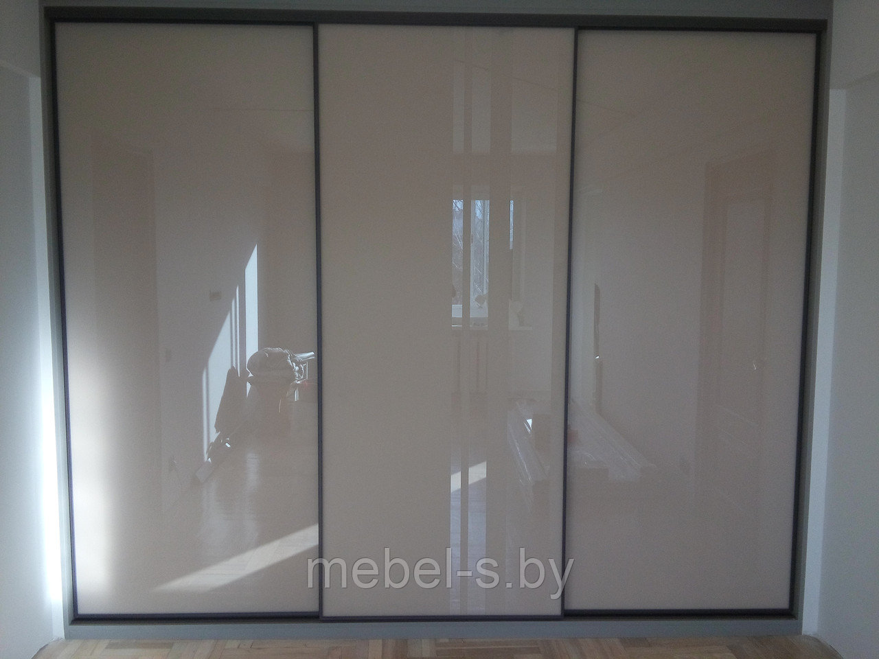 Шкаф со стеклом Лакобель Капуччиноо и пескоструем