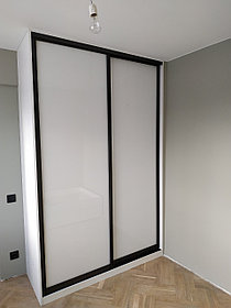 Белый шкаф с чёрным профилем