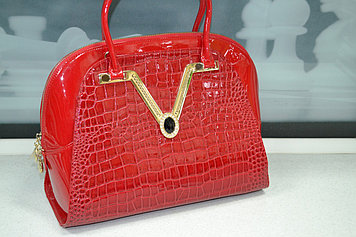 Красная лаковая сумка