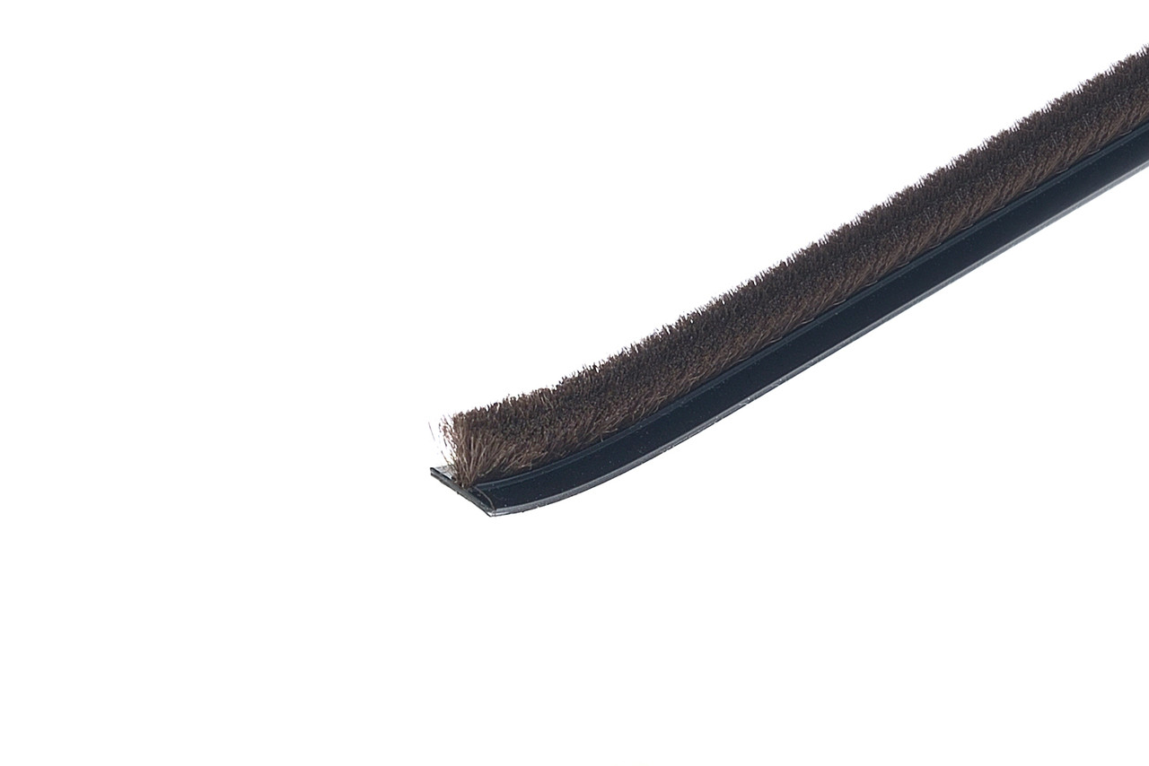 Щёточный уплотнитель самоклеящийся 7х6 mm Темно-коричневый - Чёрная основа RAL8019 - 550м - фото 2 - id-p45663136