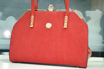 Модная красная сумка